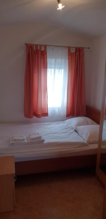 Łóżko lub łóżka w pokoju w obiekcie Apartmani Citrus Novigrad