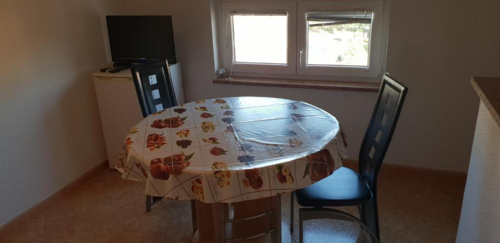 Telewizja i/lub zestaw kina domowego w obiekcie Apartmani Citrus Novigrad