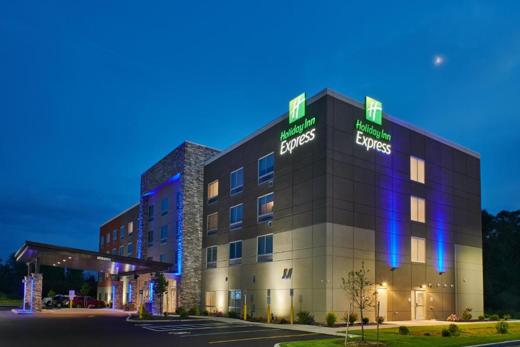 uma imagem de um edifício de escritórios à noite em Holiday Inn Express - Lockport, an IHG Hotel em Lockport