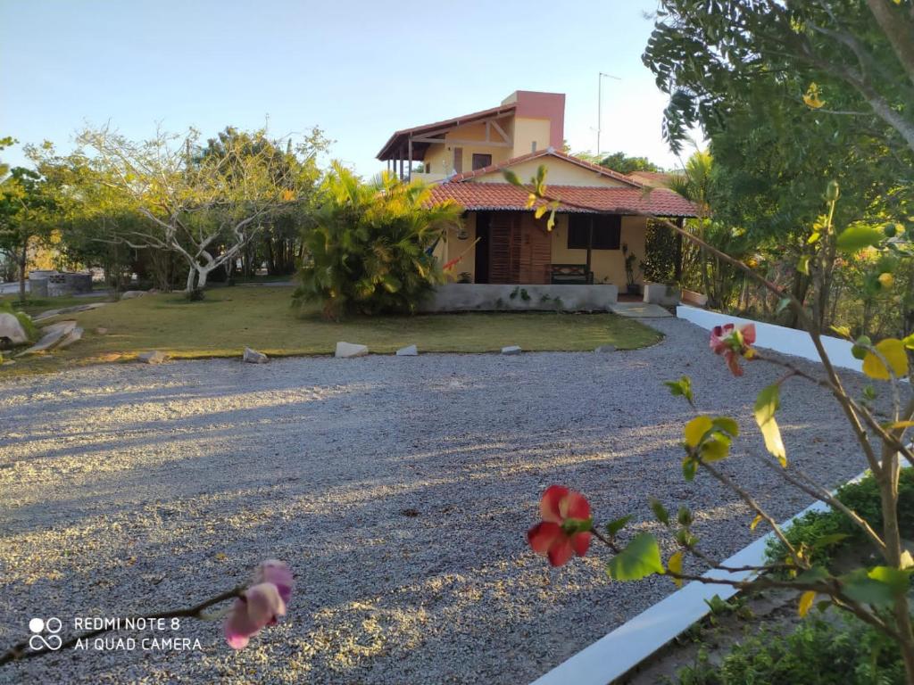 a view of the house from the driveway at Quinta Flor-de-Lis in Serra de São Bento