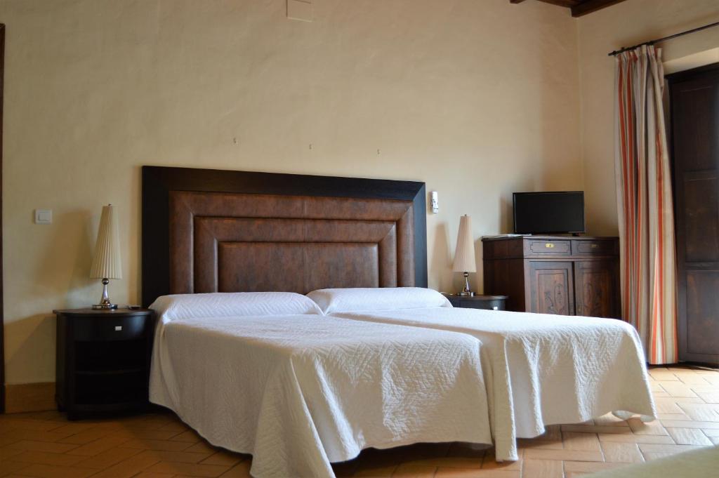 Apartamentos Turísticos - Hostal Los Alisos, Aliseda ...