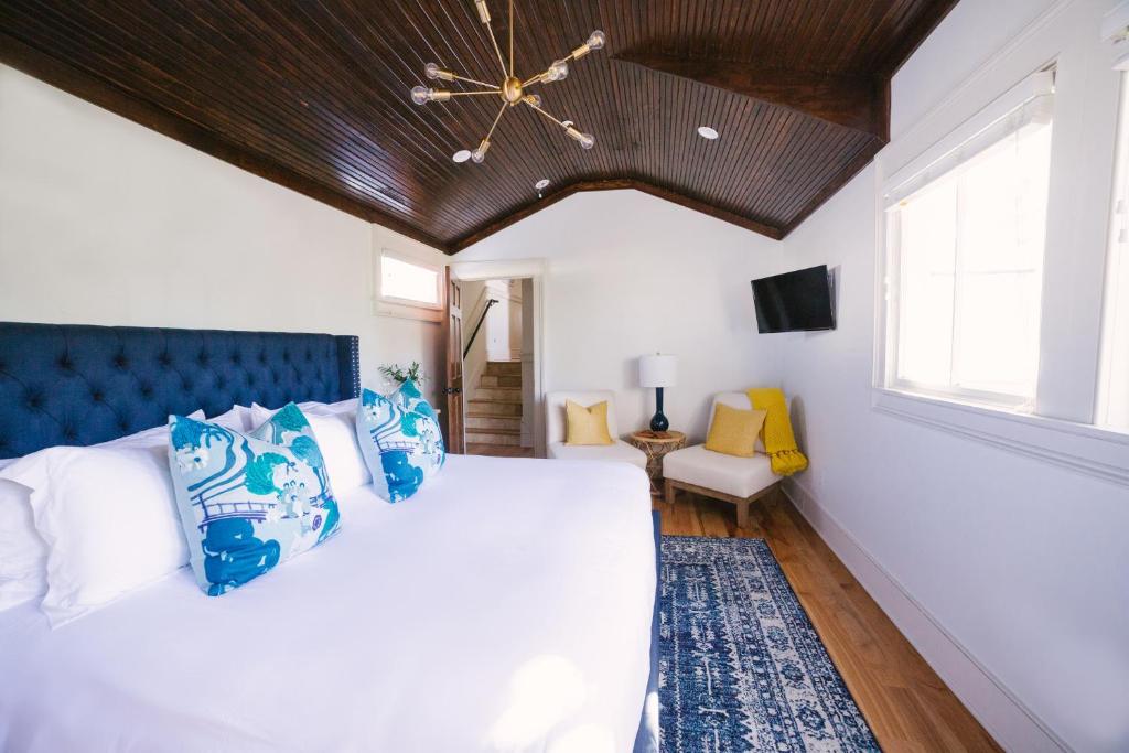 Un dormitorio con una cama grande con cabecero azul. en Guesthouse Charleston SOUTH 82 B, en Charleston
