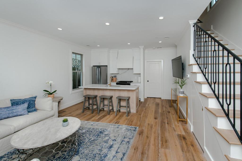 una sala de estar con un sofá y una mesa en Guesthouse Charleston WEST 242 B, en Charleston