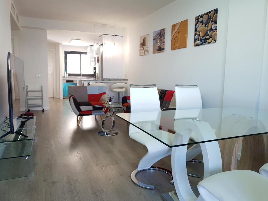 Posezení v ubytování Boutique apartment near the beach, 1 Gbps Wi-Fi