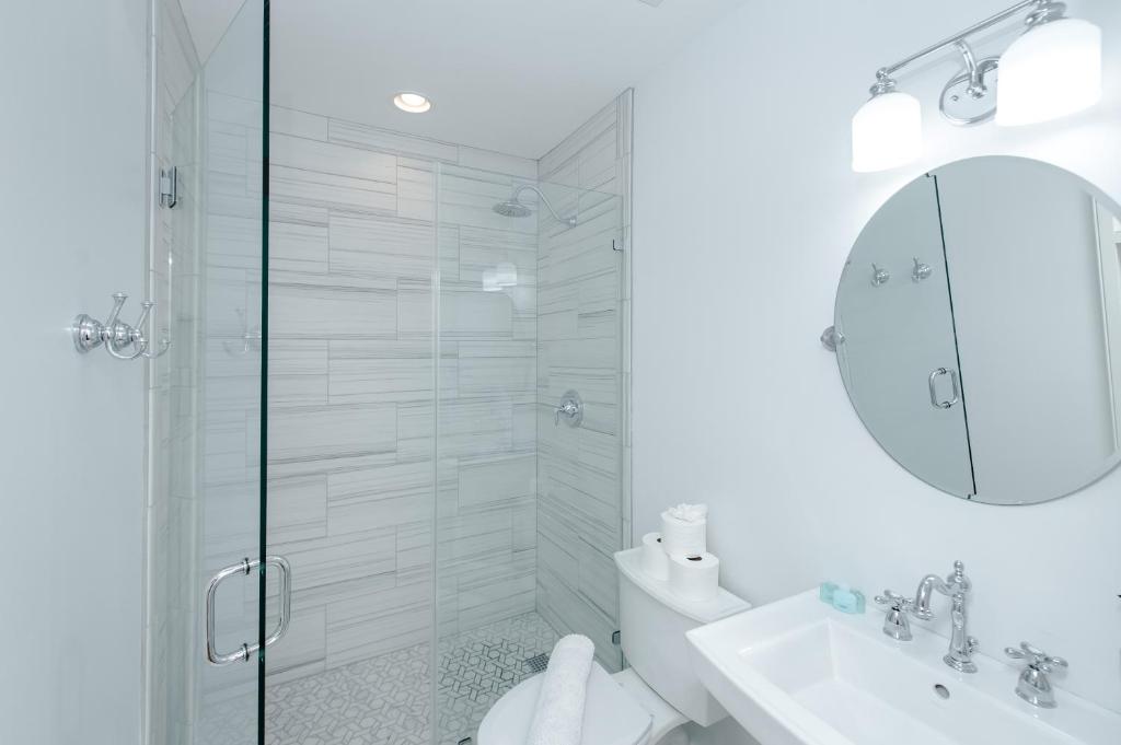 uma casa de banho com um chuveiro, um WC e um lavatório. em Guesthouse Charleston WEST 64 em Charleston