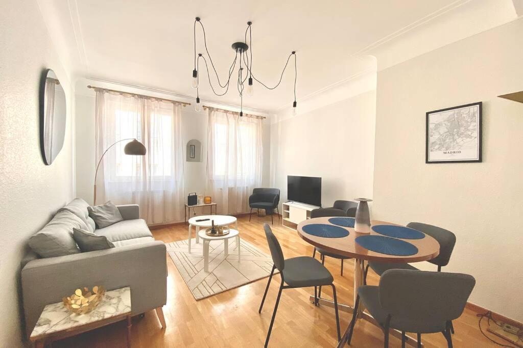 uma sala de estar com um sofá e uma mesa em Highstatic - Large and Bright 2BR in the nightlife District em Luxemburgo