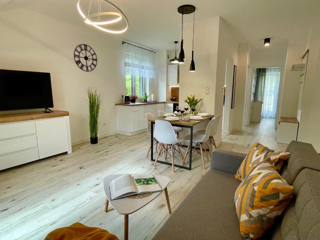 uma sala de estar com um sofá e uma mesa em Apartament Jak Marzenie em Ustrzyki Dolne