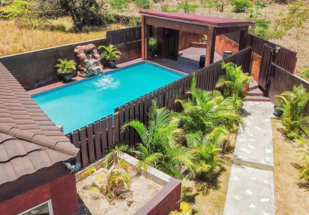 una vista dall'alto di una piscina con una recinzione in legno di Jamrock Suites a Kingston