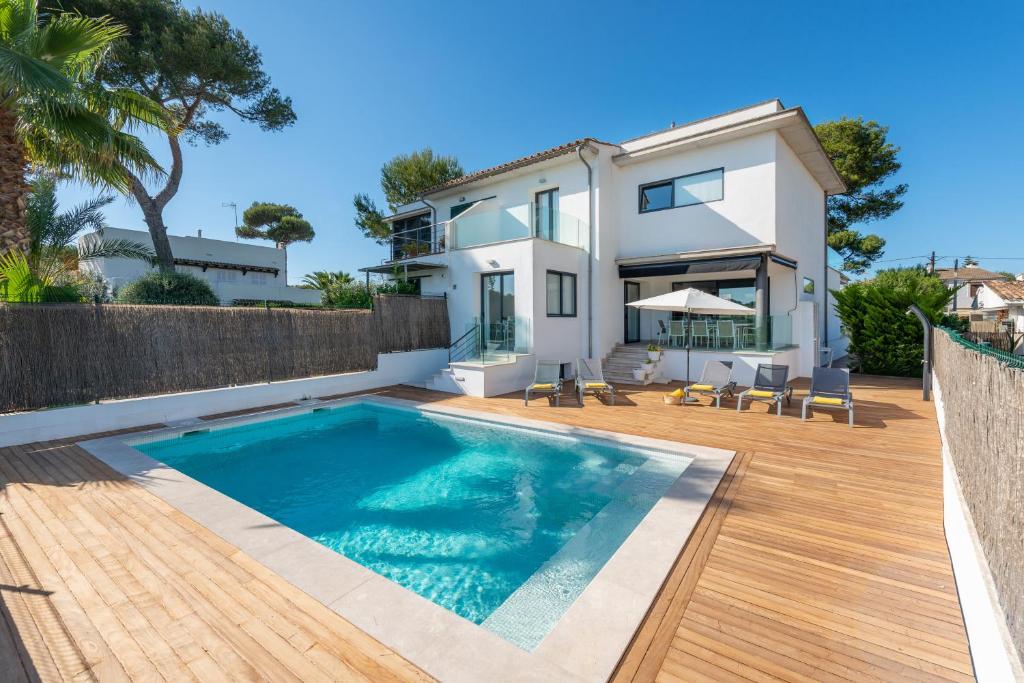 Villa Casa Marian for 8 with swimming pool, garden and close to beach