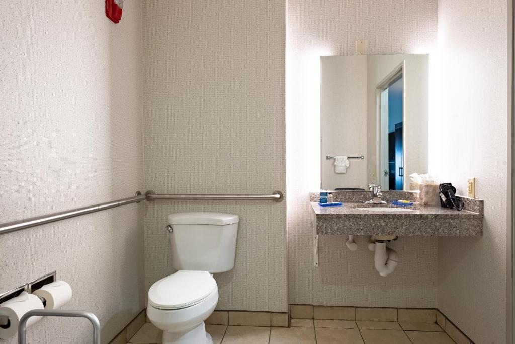 Holiday Inn Express & Suites Evanston by IHG - King Room With Roll-In Shower - Disability Access