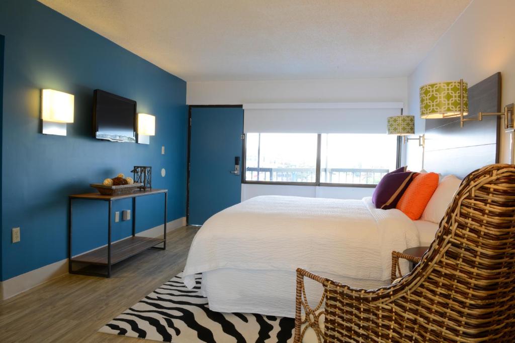Beach House Dewey - King Studio With Sofa Bed