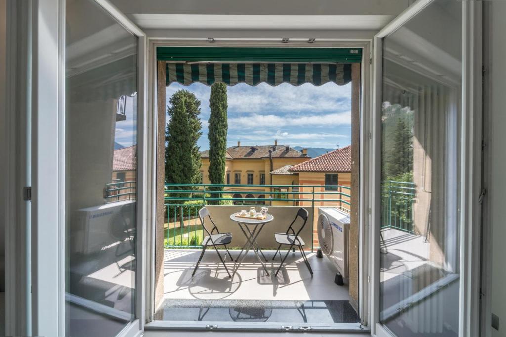 uma vista para uma varanda com uma mesa e cadeiras em Wonderful view em Varenna