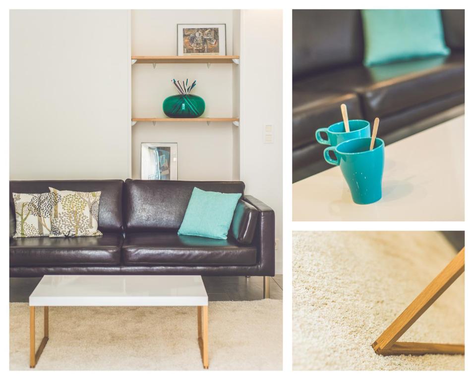 - un salon avec un canapé en cuir et une table basse dans l'établissement Modern 2-bedroom City Center Apartment, à Nice