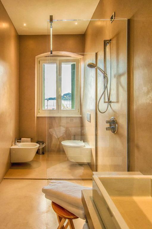 A bathroom at Hotel Remàt