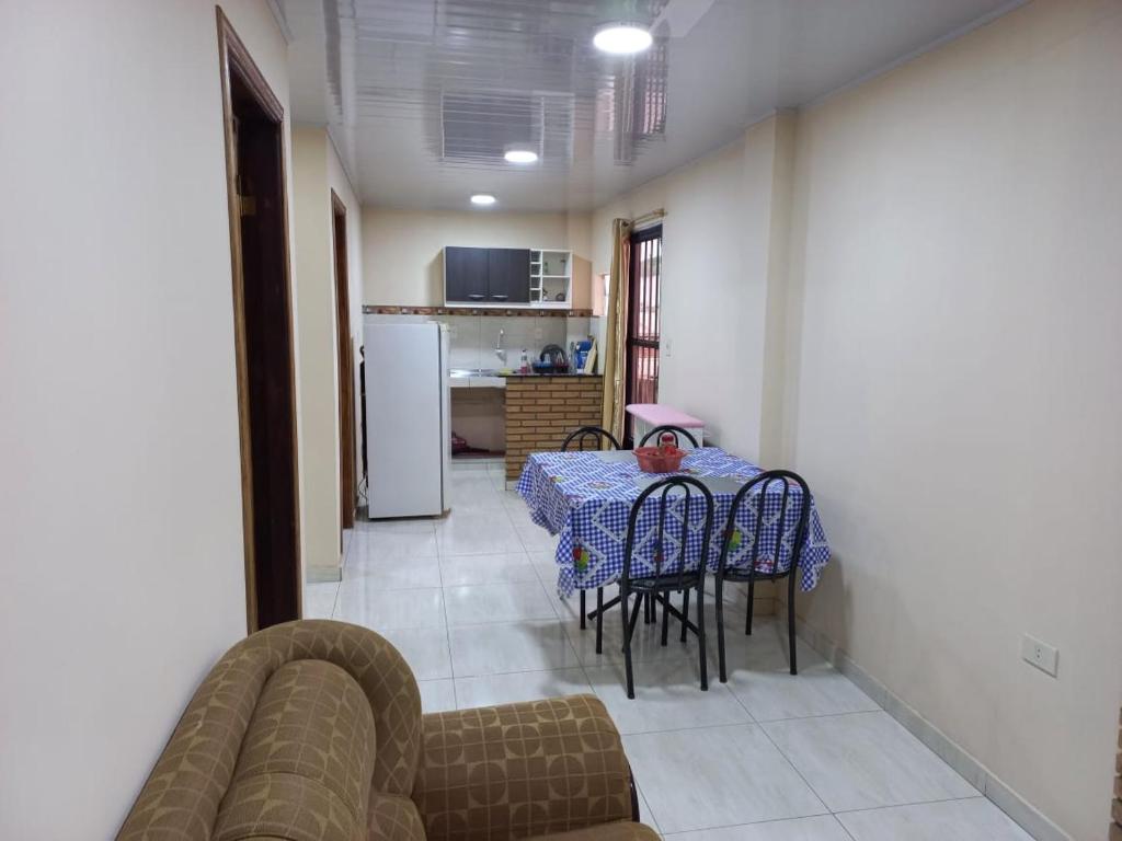 cocina y comedor con mesa y sillas en Ciudad del Este - Departamento con 2 habitaciones, Paraguay, en Ciudad del Este