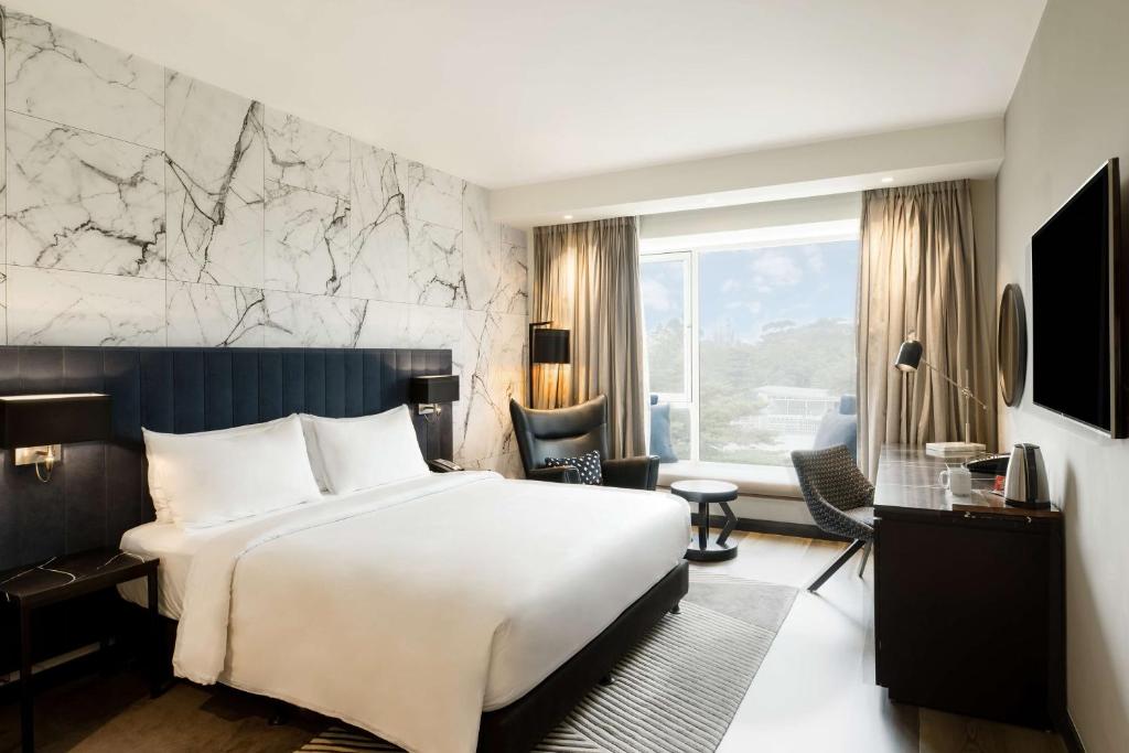 Posteľ alebo postele v izbe v ubytovaní Radisson Blu Anchorage Hotel