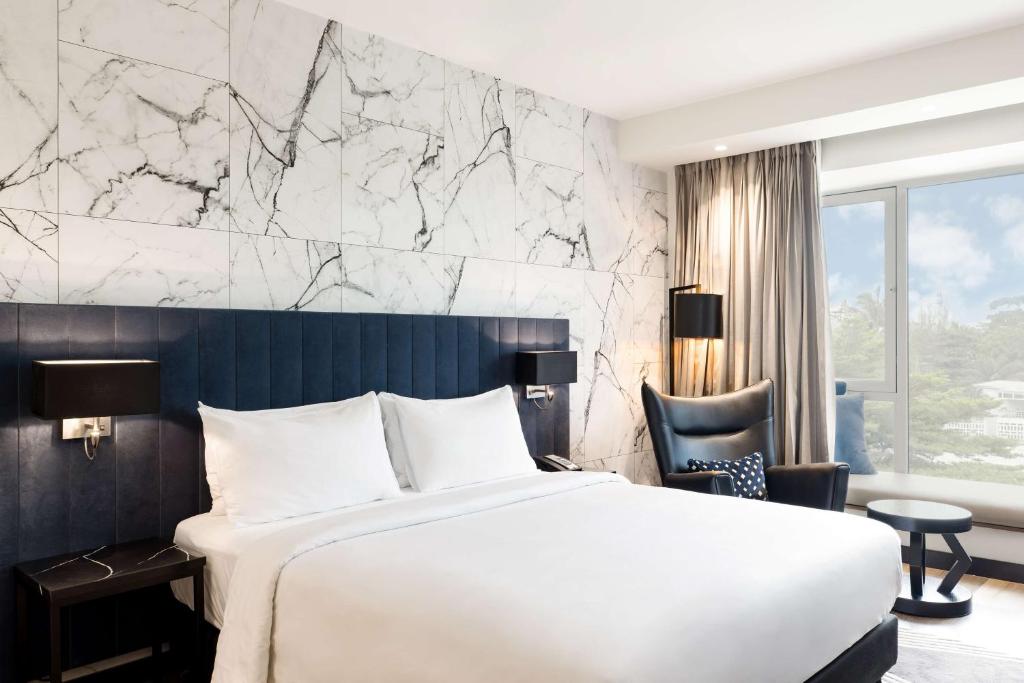 Posteľ alebo postele v izbe v ubytovaní Radisson Blu Anchorage Hotel