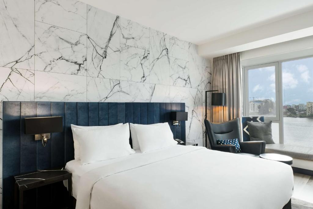 Posteľ alebo postele v izbe v ubytovaní Radisson Blu Anchorage Hotel