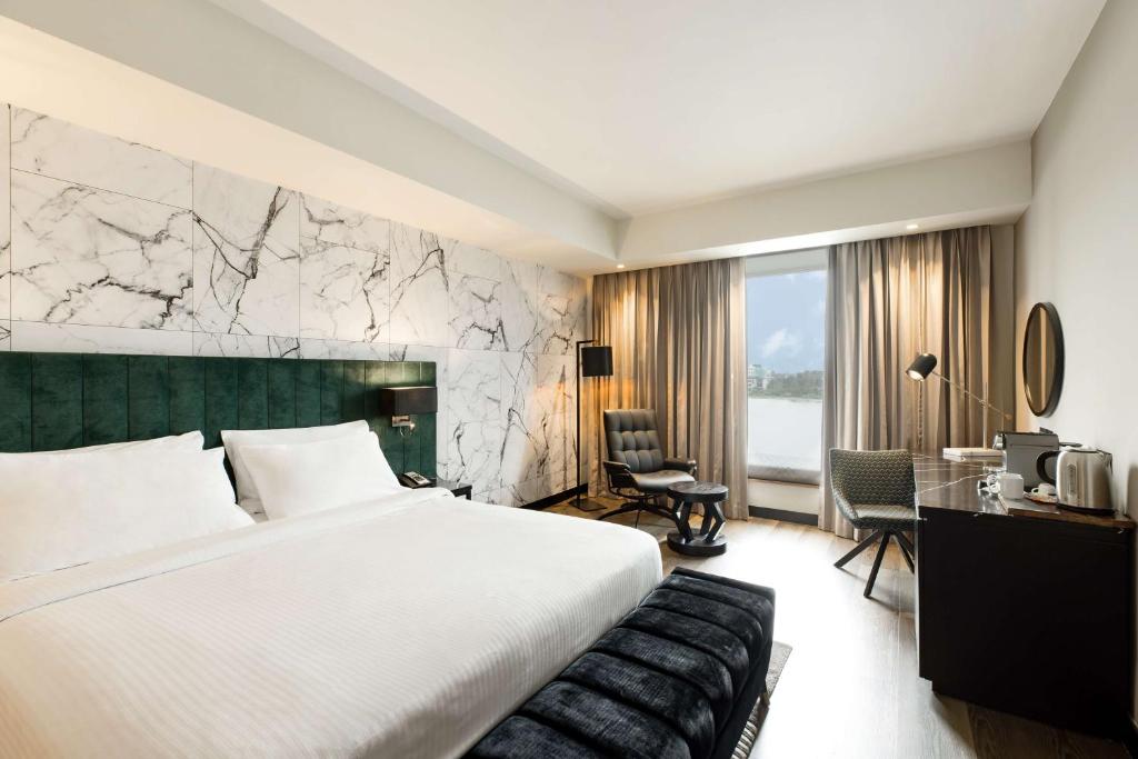 Posteľ alebo postele v izbe v ubytovaní Radisson Blu Anchorage Hotel