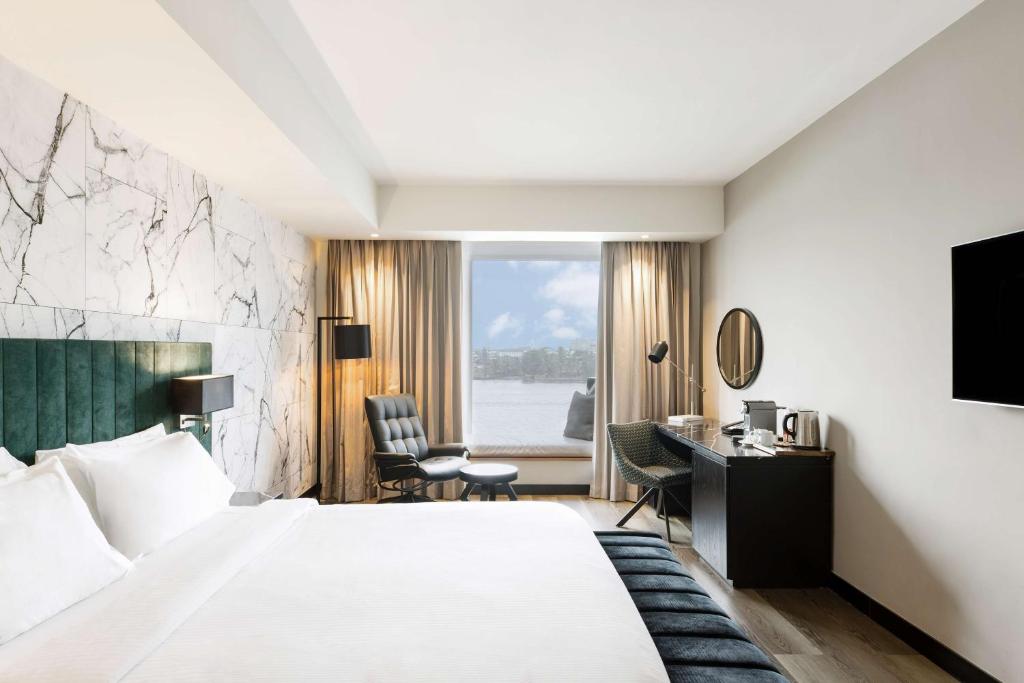 Posteľ alebo postele v izbe v ubytovaní Radisson Blu Anchorage Hotel