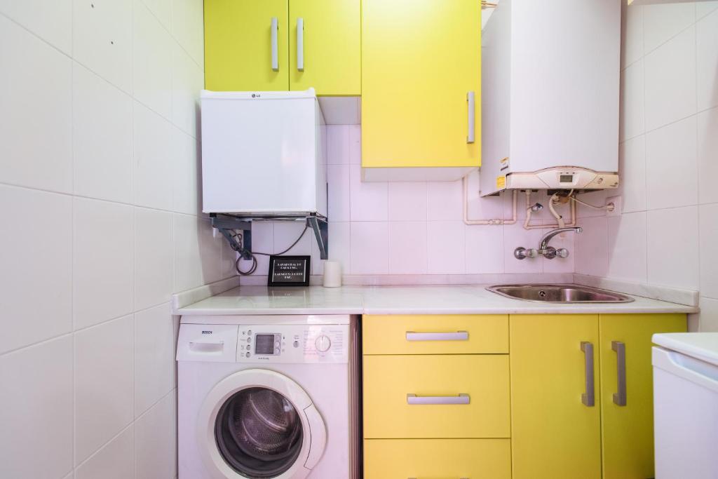A kitchen or kitchenette at Divi Apartments Villa Reyes 2