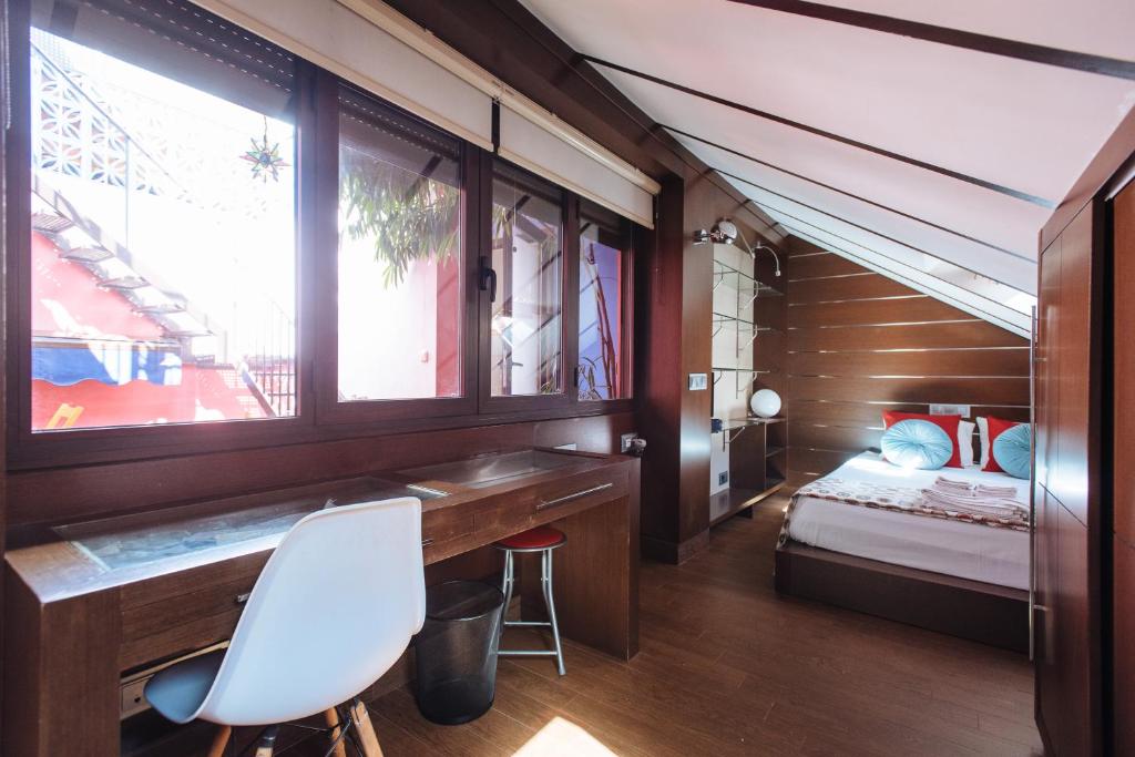 A bed or beds in a room at Divi Apartments Villa Reyes 2