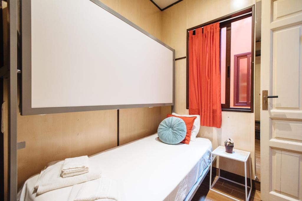 A bed or beds in a room at Divi Apartments Villa Reyes 2