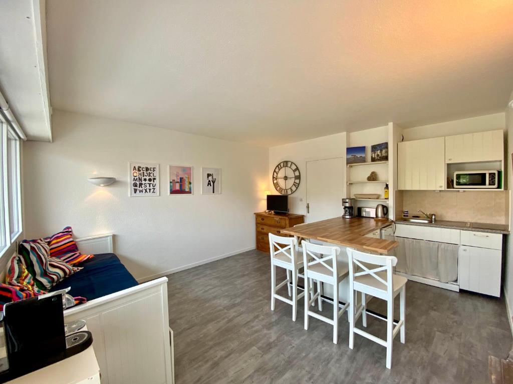 un soggiorno e una cucina con tavolo e sedie di Bel appartement bord de mer 4 pers Arcachon centre ad Arcachon