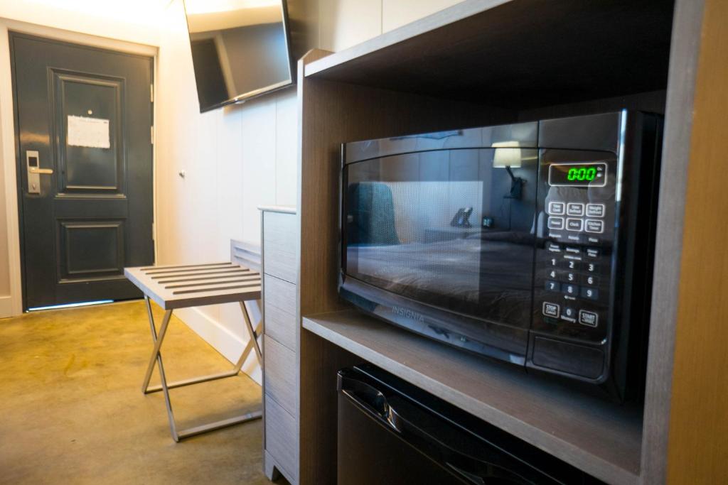 a microwave sitting on a counter in a kitchen at Stay Express Inn Chattanooga in Chattanooga