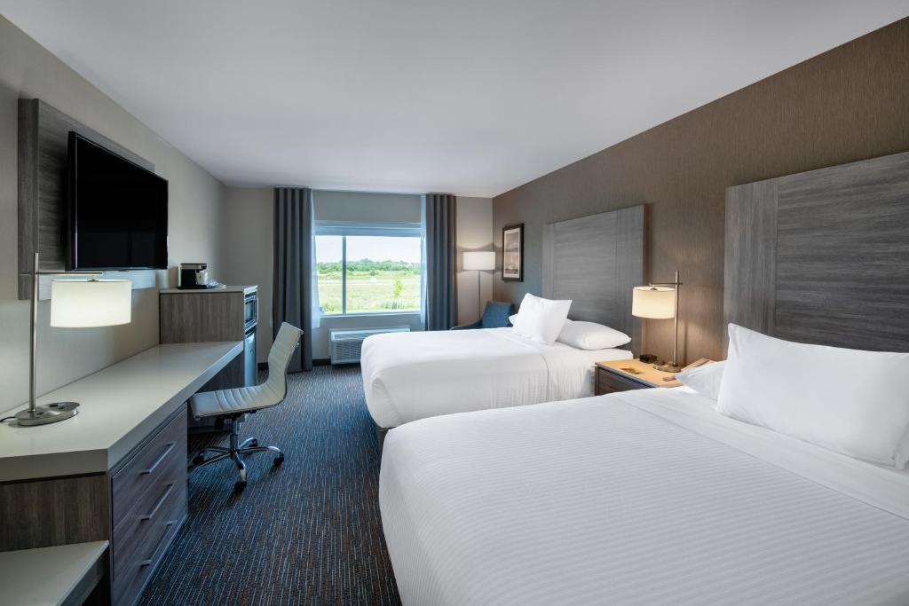 
Deluxe Queen Room with Two Queen Beds - Non-Smoking
