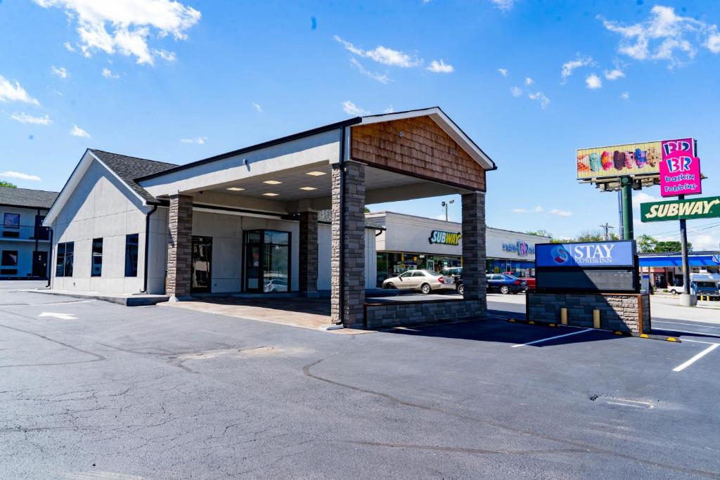 eine Tankstelle mit einem Schild auf einem Parkplatz in der Unterkunft Stay Express Inn Chattanooga in Chattanooga