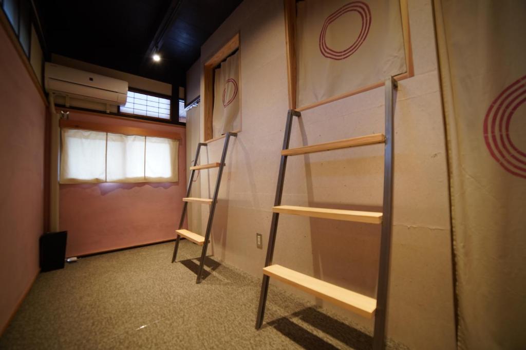 um quarto com um armário com prateleiras e uma porta em WATOWA em Yunotu