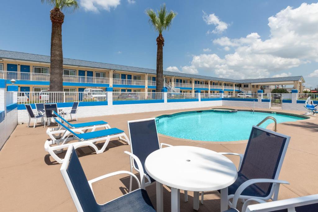 Bazén v ubytování Days Inn by Wyndham Baytown TX nebo v jeho okolí