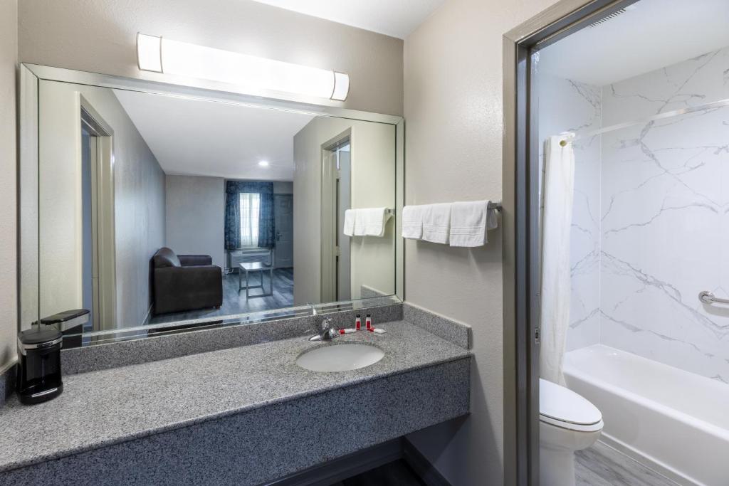 Koupelna v ubytování Days Inn by Wyndham Baytown TX