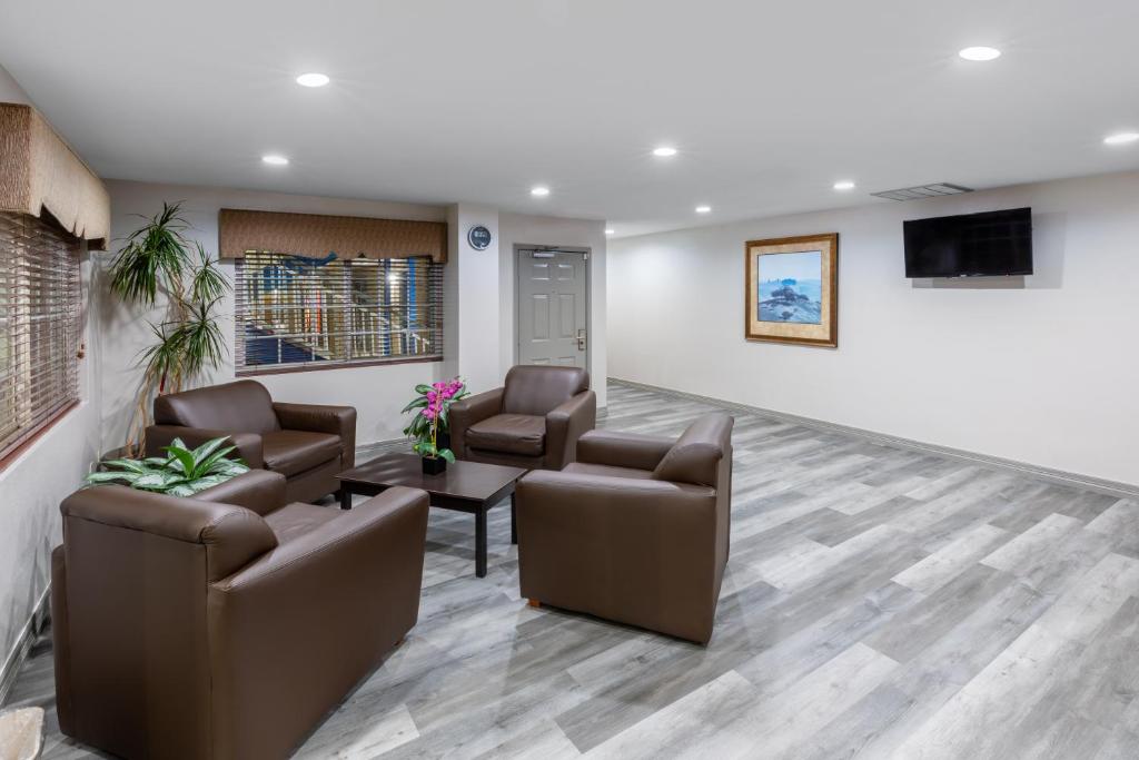 Posezení v ubytování Days Inn by Wyndham Baytown TX