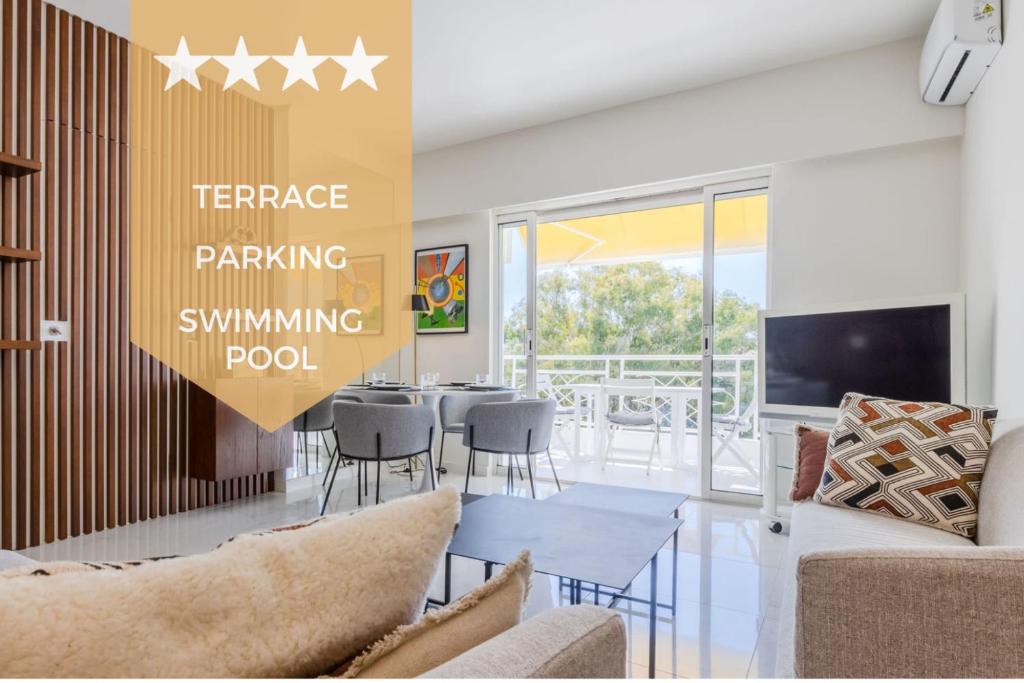 un salon avec un canapé et une table dans l'établissement Upscale 2-Br apartment swimming pool sea view, à Cannes
