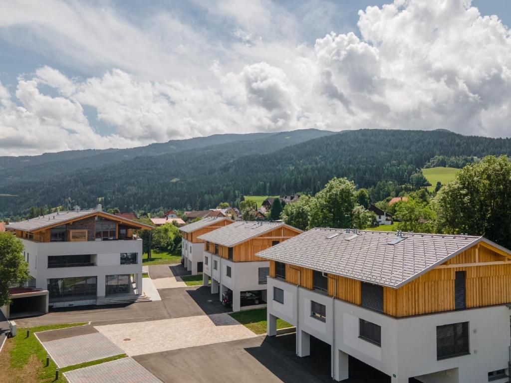 una vista aérea de una localidad con casas y montañas en Haus Estelle en Sankt Lorenzen ob Murau