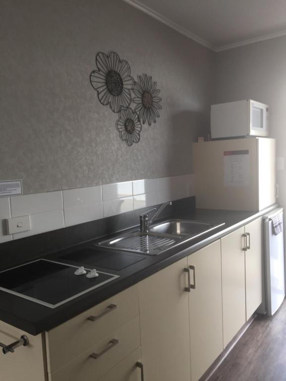 Lakefront Lodge - Resim 12