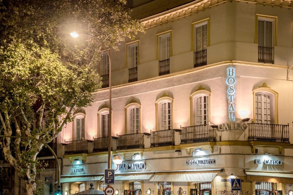 un edificio con un cartel en el costado en Hostal El Cairo, en Sevilla