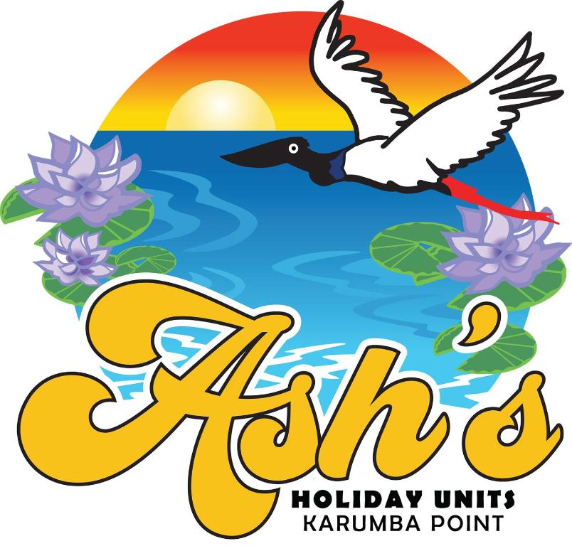 Ein Vogel fliegt über das Wasser mit Sonne und Blumen in der Unterkunft Ash's Holiday Units in Karumba