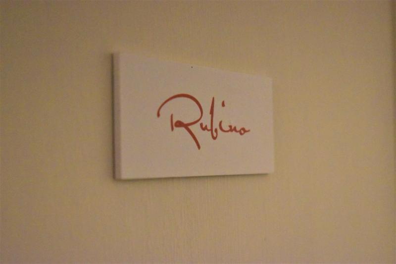 una señal blanca en una pared con la palabra ritz en Federico 70 Rubino Family, en Palermo
