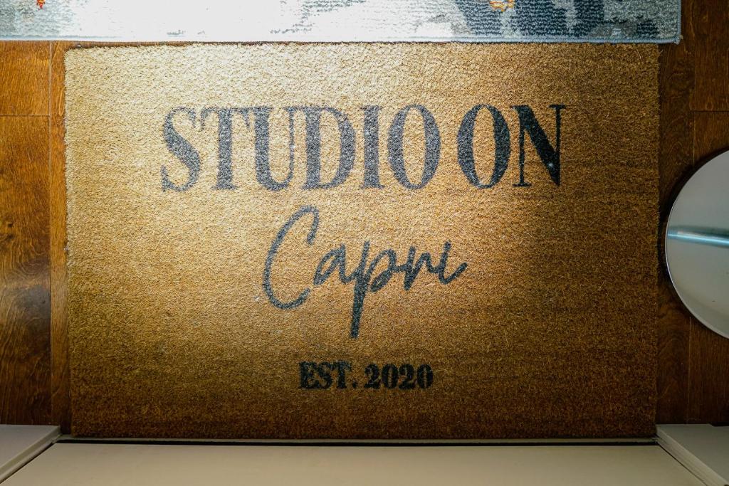 Studio on Capri في كالغاري: وضع علامة على مدرسة على طاولة