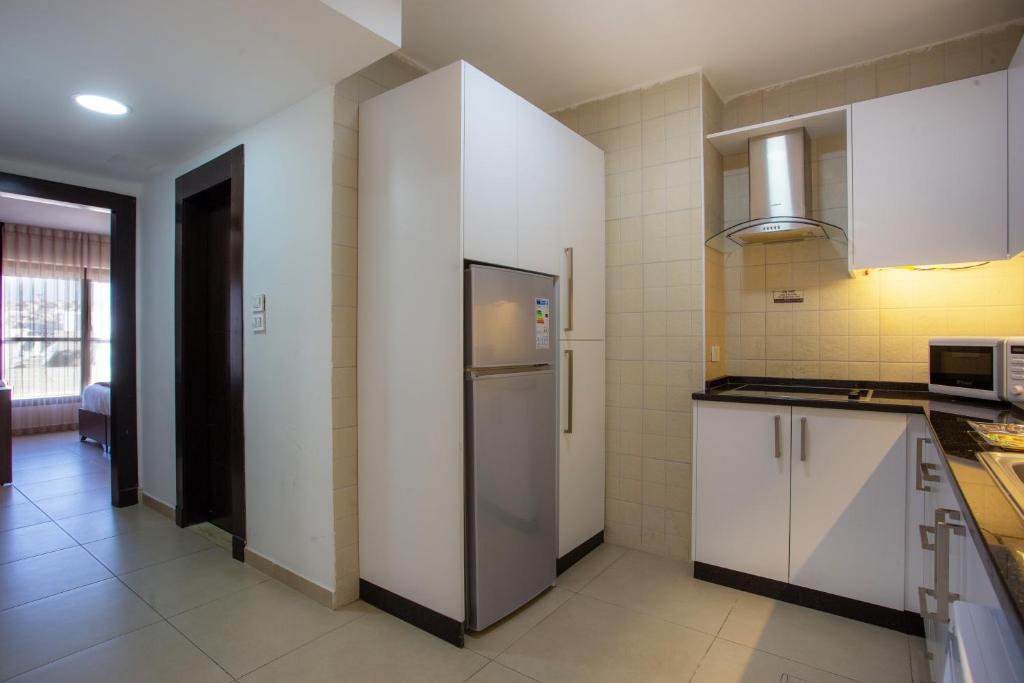 Kuchyň nebo kuchyňský kout v ubytování Triple A Hotel Suites