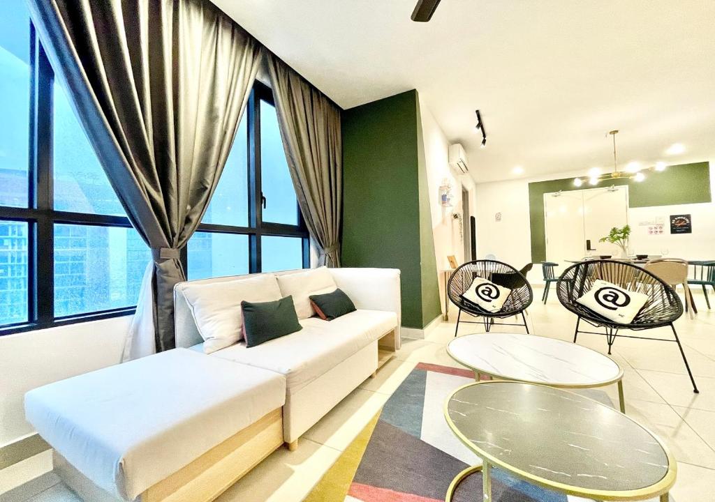 un soggiorno con divano bianco e tavolo di KL Gateway Premium Residences by Moka a Kuala Lumpur