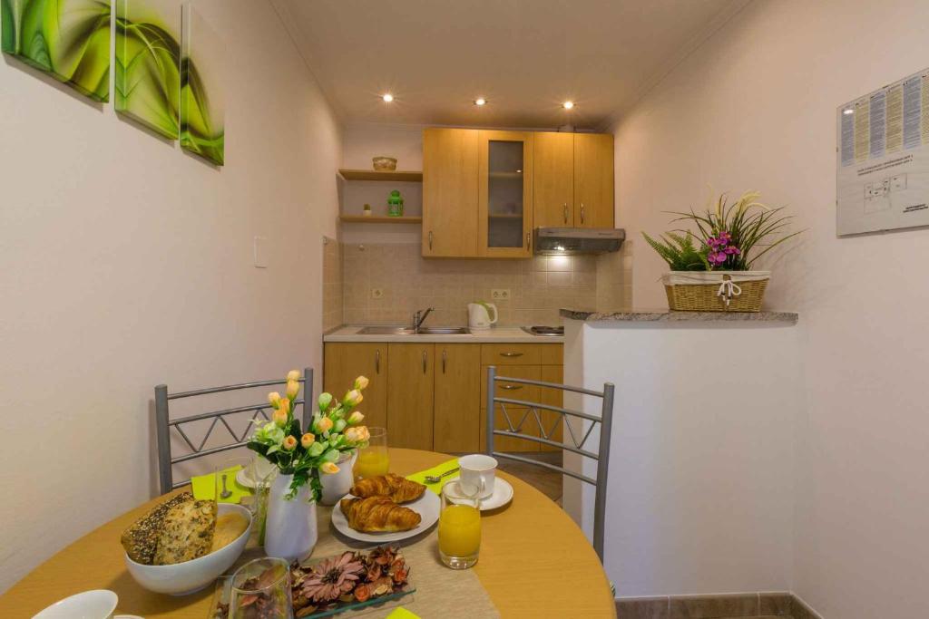 Kuchyň nebo kuchyňský kout v ubytování One-Bedroom Apartment Crikvenica 4