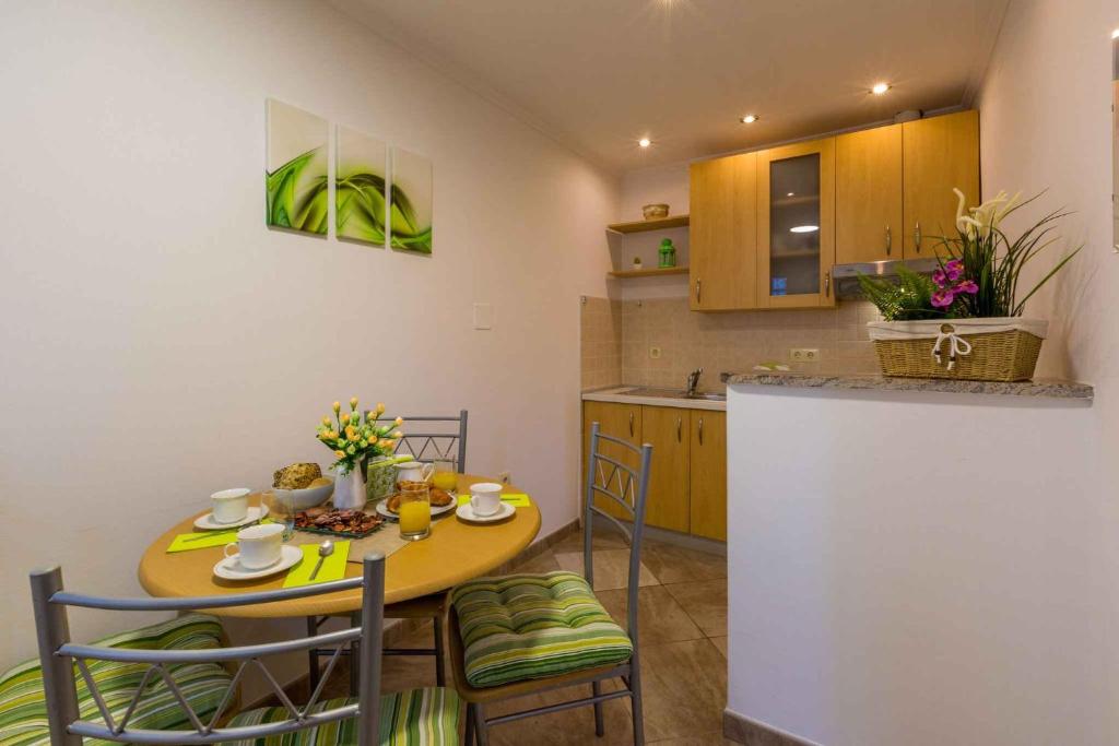 Kuchyň nebo kuchyňský kout v ubytování One-Bedroom Apartment Crikvenica 4