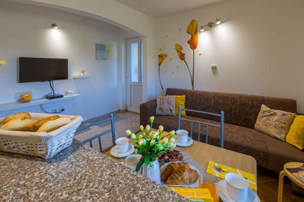 TV a/nebo společenská místnost v ubytování One-Bedroom Apartment Crikvenica 4