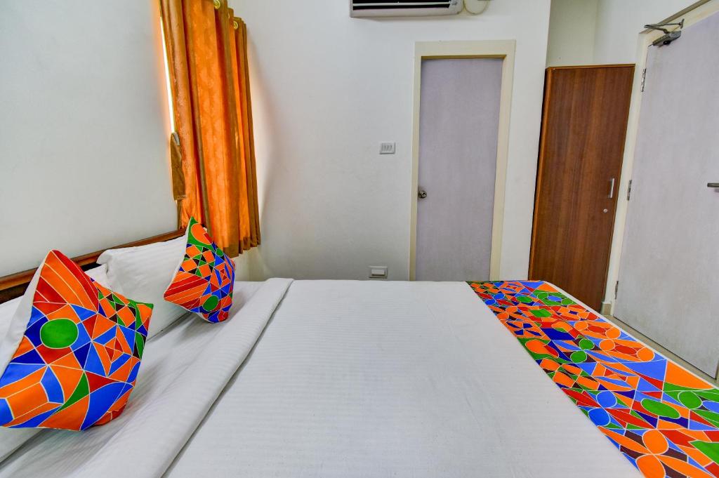 Postel nebo postele na pokoji v ubytování FabExpress PAS Residency - Nr Marina Beach