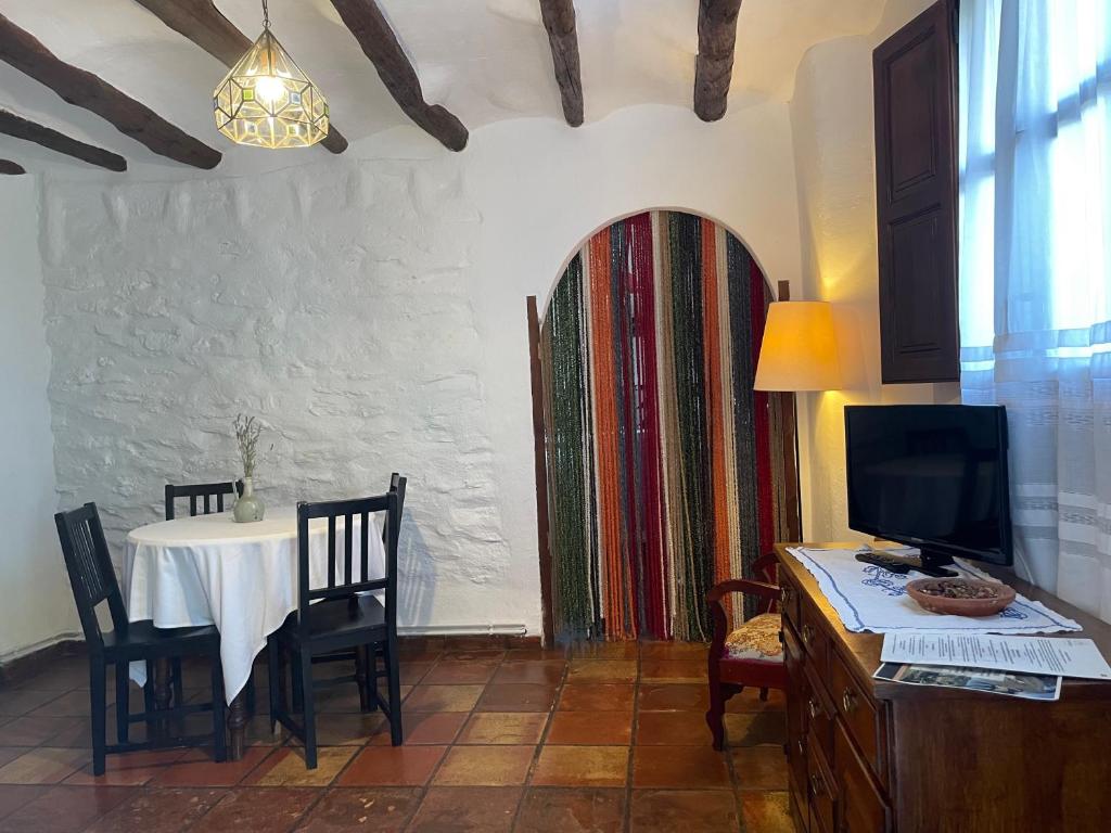 A television and/or entertainment centre at Casa Rural Catifalarga Alpujarra