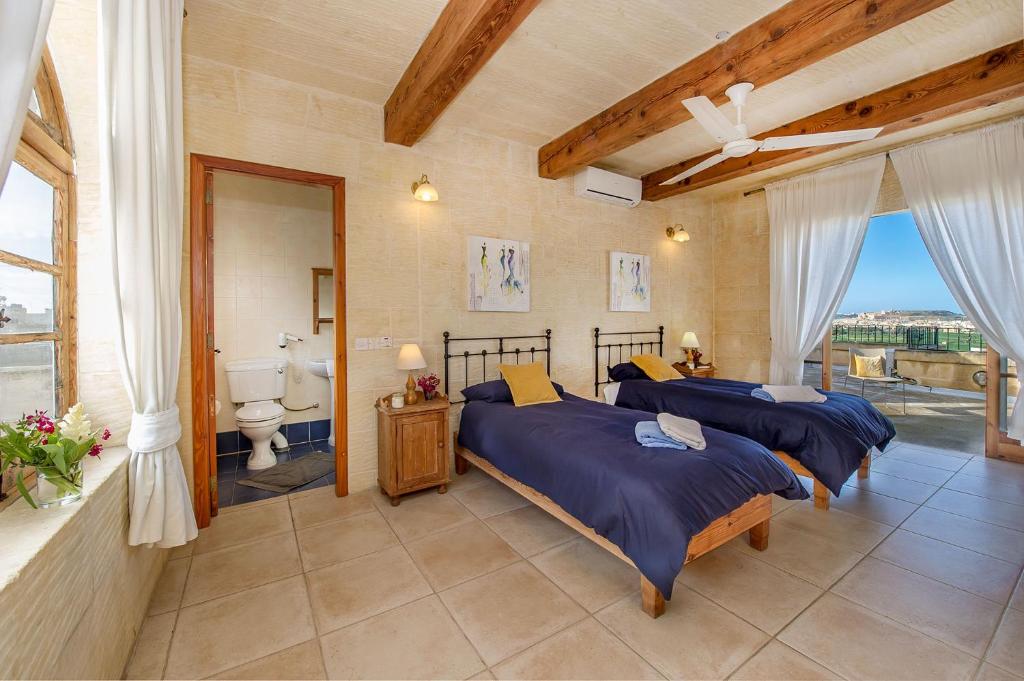 Postel nebo postele na pokoji v ubytování Ta' Trudy Farmhouse